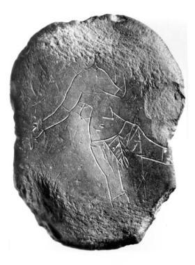 In 1961 werd bij Geldrop een stuk zandsteen gevonden waarin een vrouwenfiguur was gekrast. Dat moet meer dan tienduizend jaar geleden zijn gebeurd. Het is het beste voorbeeld van steentijdkunst in ons land. (Foto: Rijksmuseum van Oudheden)