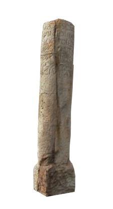 Een Romeinse mijlpaal, gevonden in de buurt van Monster in Zuid-Holland. Zulke stenen palen stonden langs de wegen en gaven de afstand aan tot de dichtstbijgelegen plaats, in dit geval Voorburg. (Foto: Gemeente Den Haag, Afdeling Archeologie)